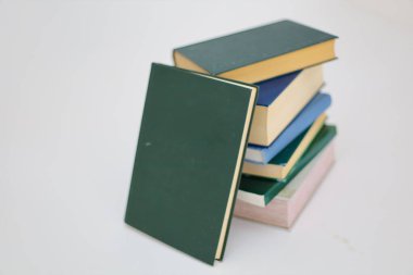 Beyaz arkaplandaki eski kitapların yığını