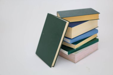 Beyaz arkaplan üzerine kitap yığını