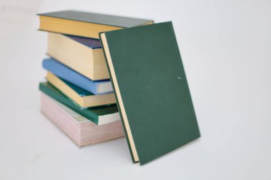 Beyaz arkaplan üzerine kitap yığını