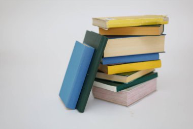 Beyaz arkaplan üzerine kitap yığını