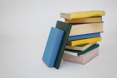 Beyaz arkaplan üzerine kitap yığını