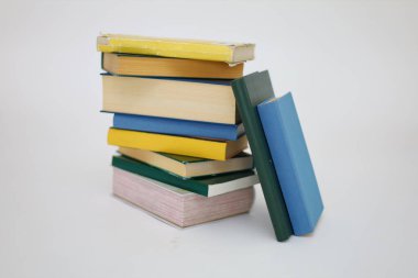 Beyaz arkaplan karşısında izole kitap yığını