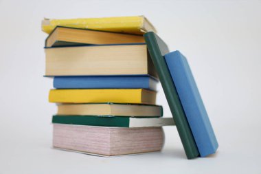 Beyaz arkaplan üzerinde izole kitap yığını