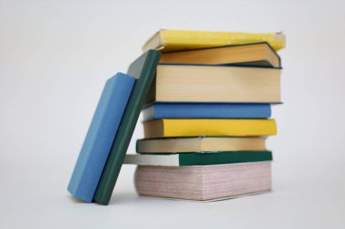 Beyaz arka planda bir yığın kitap. yüksek kaliteli fotoğraf