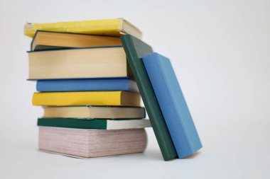 Beyaz arkaplan üzerine kitap yığını