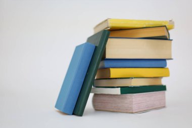 Beyaz arkaplan üzerine kitap yığını