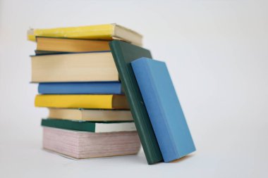 Beyaz arkaplanda izole kitap yığını