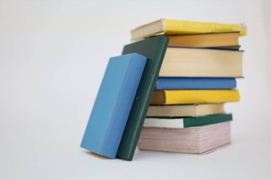 Bir yığın kitap, yeşil kitaplar ve sarı kapaklar..