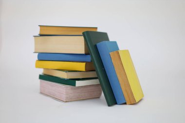 Beyaz arkaplan üzerine kitap yığını