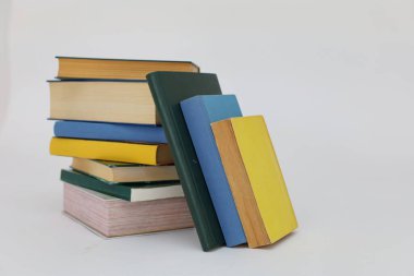 Beyaz arkaplanda izole kitap yığını.