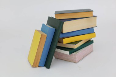 yığın kitap beyaz zemin üzerine