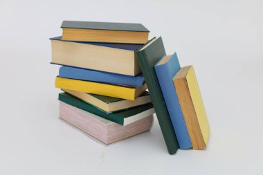Beyaz arkaplan üzerine kitap yığını