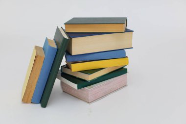 Beyaz arkaplanda bir yığın kitap