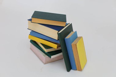 Beyaz arka plan üzerinde izole renkli kitaplar