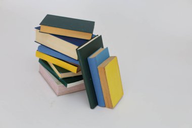 Beyaz arkaplan üzerine kitaplar