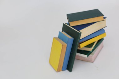 Beyaz arkaplan üzerine kitap yığını