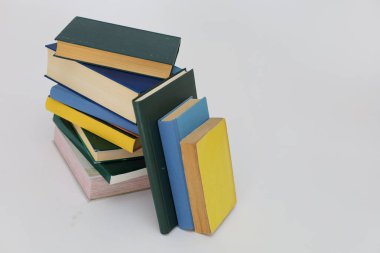 Beyaz arka plan üzerinde renkli kitaplar