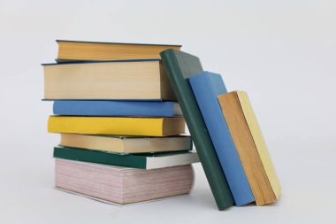 Beyaz arkaplan üzerine kitap yığını