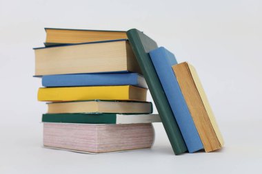Beyaz arkaplan üzerine kitap yığını