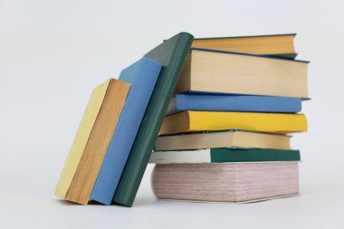 Beyaz arkaplan üzerine kitap yığını