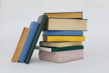 Beyaz arkaplan üzerine kitap yığını