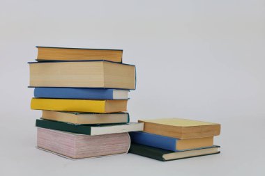 Beyaz arkaplan üzerine kitap yığını