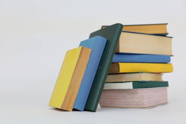Beyaz arkaplan üzerine kitap yığını