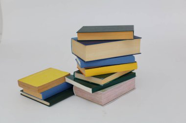 Beyaz arkaplan üzerine kitap yığını