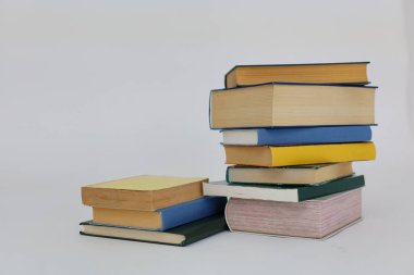 Beyaz arkaplan üzerine kitap yığını