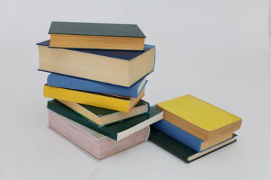 Beyaz arkaplan üzerine kitap yığını