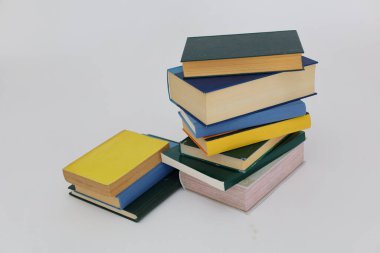 Beyaz arkaplan üzerine kitap yığını