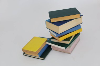 Beyaz arkaplan üzerine kitap yığını