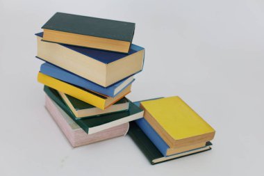 Beyaz üzerine izole kitap yığını