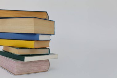 Beyaz arkaplan üzerine kitap yığını