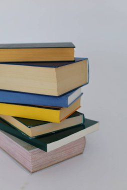 Beyaz arkaplan üzerine kitap yığını