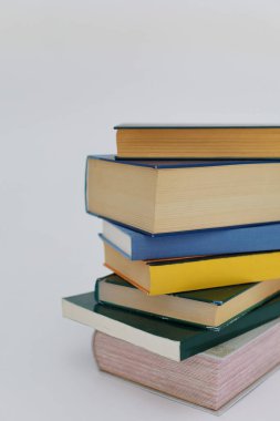 Beyaz arkaplanda izole kitap yığını