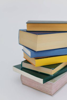 Beyaz arkaplanda bir yığın kitap