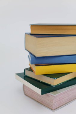 Beyaz arkaplanda izole kitap yığını