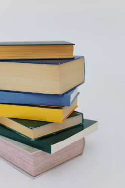Beyaz arkaplan üzerine kitap yığını