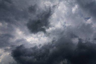 Beyaz arka plan üzerine bir yığın kitap, dünyanın en ünlü yazarlarının okumaya hazır güzel kitapları, kütüphane arkaplanının önündeki ahşap masanın üzerinde bir yığın kitap ve gözlük. eğitim ve bilgi kavramı, kütüphane, okul