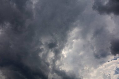 Beyaz arka plan üzerine bir yığın kitap, dünyanın en ünlü yazarlarının okumaya hazır güzel kitapları, kütüphane arkaplanının önündeki ahşap masanın üzerinde bir yığın kitap ve gözlük. eğitim ve bilgi kavramı, kütüphane, okul