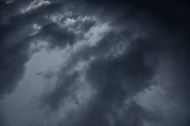 Beyaz arka plan üzerine bir yığın kitap, dünyanın en ünlü yazarlarının okumaya hazır güzel kitapları, kütüphane arkaplanının önündeki ahşap masanın üzerinde bir yığın kitap ve gözlük. eğitim ve bilgi kavramı, kütüphane, okul