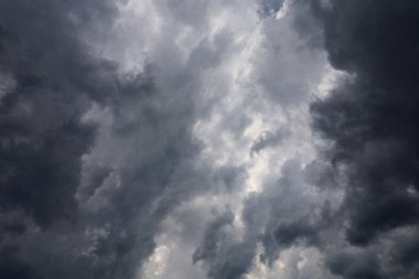 Beyaz arka plan üzerine bir yığın kitap, dünyanın en ünlü yazarlarının okumaya hazır güzel kitapları, kütüphane arkaplanının önündeki ahşap masanın üzerinde bir yığın kitap ve gözlük. eğitim ve bilgi kavramı, kütüphane, okul