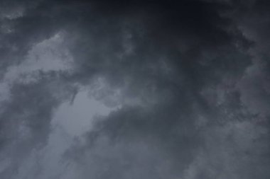 Karanlık gökyüzü, yağmur bulutları, sonbahar yağmurlu hava, gökyüzünde fırtına bulutları, yağmur bulutları, fırtına, hava durumu, yağmur mevsimi, fırtınadan önce fırtına bulutları..