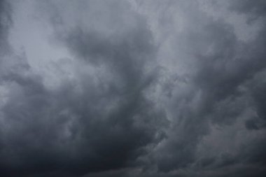 Beyaz arka plan üzerine bir yığın kitap, dünyanın en ünlü yazarlarının okumaya hazır güzel kitapları, kütüphane arkaplanının önündeki ahşap masanın üzerinde bir yığın kitap ve gözlük. eğitim ve bilgi kavramı, kütüphane, okul