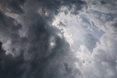 Beyaz arka plan üzerine bir yığın kitap, dünyanın en ünlü yazarlarının okumaya hazır güzel kitapları, kütüphane arkaplanının önündeki ahşap masanın üzerinde bir yığın kitap ve gözlük. eğitim ve bilgi kavramı, kütüphane, okul