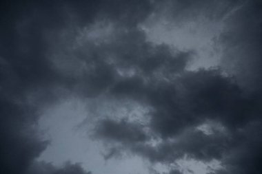 Beyaz arka plan üzerine bir yığın kitap, dünyanın en ünlü yazarlarının okumaya hazır güzel kitapları, kütüphane arkaplanının önündeki ahşap masanın üzerinde bir yığın kitap ve gözlük. eğitim ve bilgi kavramı, kütüphane, okul