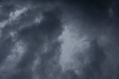 Beyaz arka plan üzerine bir yığın kitap, dünyanın en ünlü yazarlarının okumaya hazır güzel kitapları, kütüphane arkaplanının önündeki ahşap masanın üzerinde bir yığın kitap ve gözlük. eğitim ve bilgi kavramı, kütüphane, okul