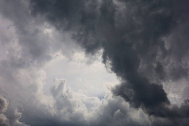 Beyaz arka plan üzerine bir yığın kitap, dünyanın en ünlü yazarlarının okumaya hazır güzel kitapları, kütüphane arkaplanının önündeki ahşap masanın üzerinde bir yığın kitap ve gözlük. eğitim ve bilgi kavramı, kütüphane, okul