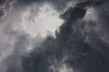 Beyaz arka plan üzerine bir yığın kitap, dünyanın en ünlü yazarlarının okumaya hazır güzel kitapları, kütüphane arkaplanının önündeki ahşap masanın üzerinde bir yığın kitap ve gözlük. eğitim ve bilgi kavramı, kütüphane, okul